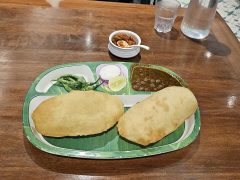 Chole Bhature (2 pc)